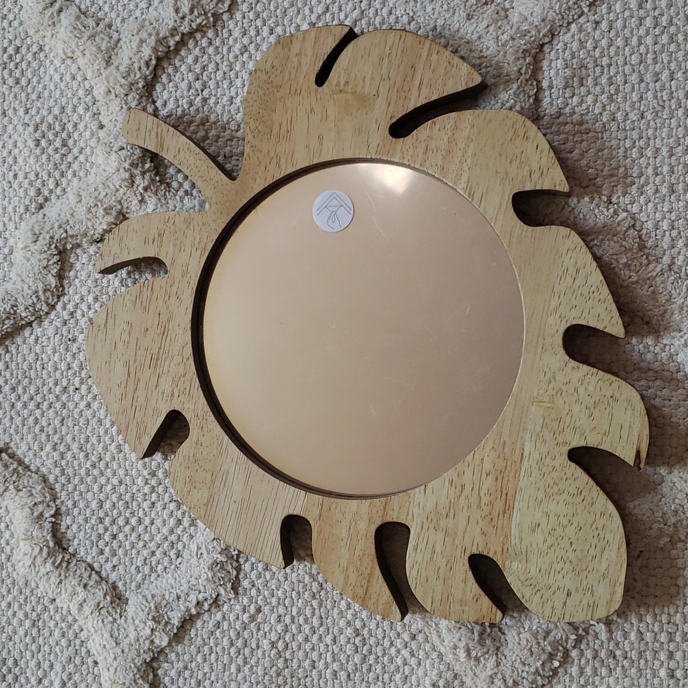 Small decorative mirror in a shape of a leaf 🍃